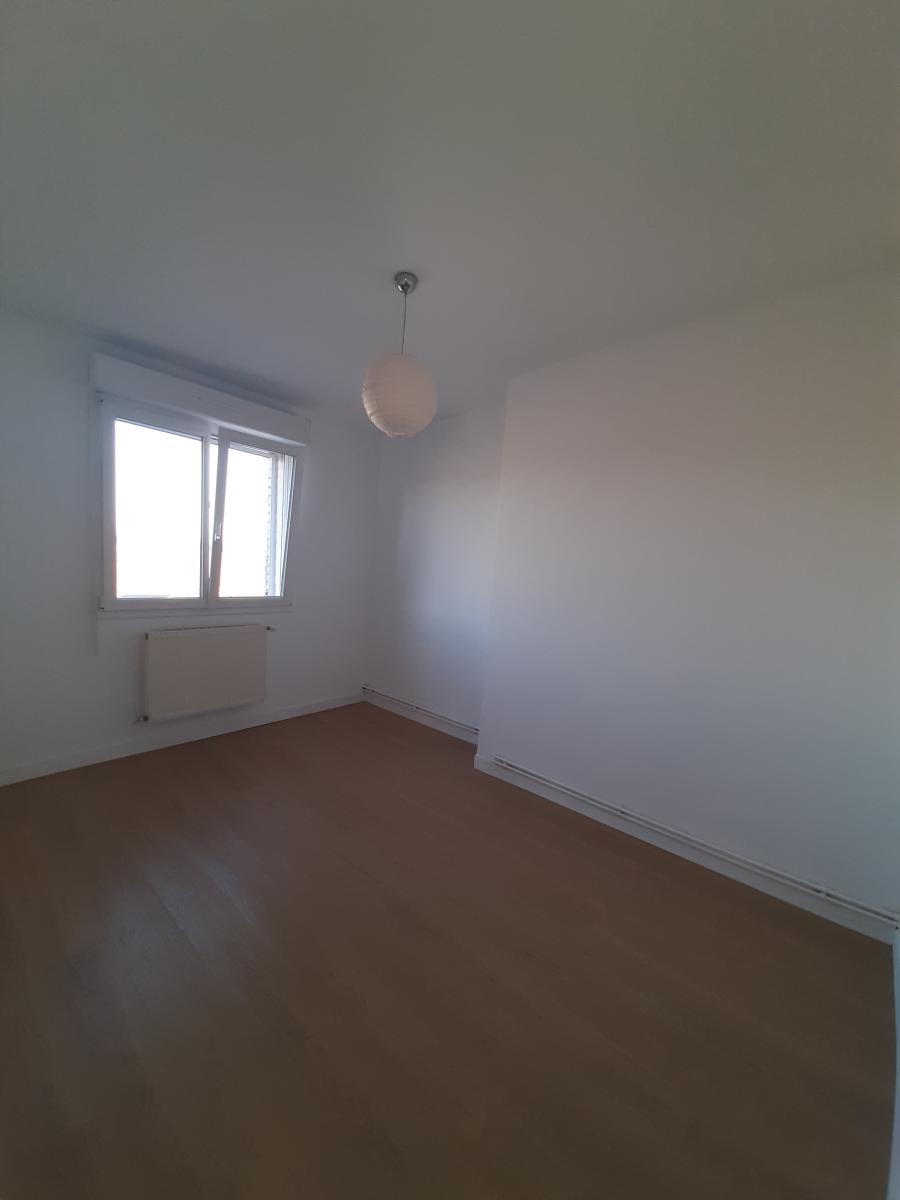 maison-renovee-2-chambres-et-1-bureau-jardin-et-garage-4-6ac937589ca69.jpg